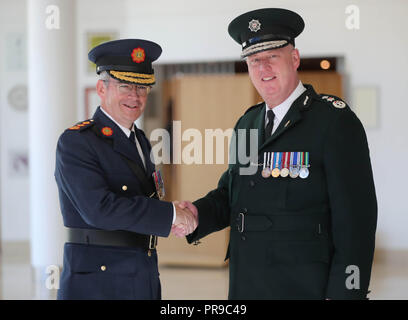 Gardasee Kommissar zeichnete Harris und PSNI Chief Constable George Hamilton vor dem Service an der Waterfront Hall, Belfast für National Police Memorial Day, Polizisten, die gestorben sind, oder die in der Linie der Aufgabe getötet worden. Stockfoto
