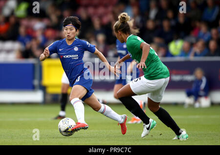 Der Chelsea Frauen Ji-So-yun (links) wird von Brighton & Hove Albion Frauen fern Whelan (rechts) Während der Super League der Frauen Gleiches an Kingsmeadow, London verfolgt. Stockfoto