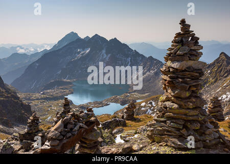 Pyramide von Steine- und Berglandschaft. Wangenitzsee alpinen See. Schobergruppe Berg Gruppe. Nationalpark Hohe Tauern Nationalpark. Kärnten. Österreich. Stockfoto