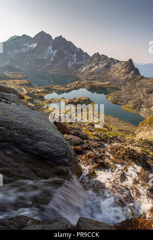 Wasserfall und alpine Landschaft, Seen. Wangenitzsee. Schobergruppe Berg Gruppe. Nationalpark Hohe Tauern Nationalpark. Kärnten. Österreich. Europa. Stockfoto