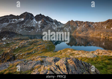 Sunrise Sonnenlicht auf Wangenitzsee alpinen See. Schobergruppe. Nationalpark Hohe Tauern Nationalpark. Kärnten. Österreichischen Alpen. Stockfoto