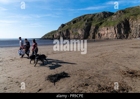 Brean, England, UK: September 29, 2018: die Menschen zu Fuß auf den Brean Sands Beach im Spätherbst am Nachmittag Stockfoto
