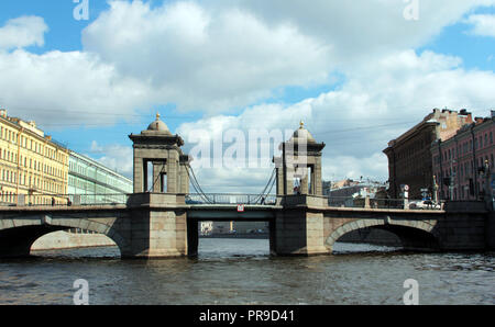 Eine der vielen Brücken, einem der vielen Kanäle in St. Petersburg, Russland. Stockfoto