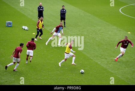 Burnley ist Johann Gudmundsson (Mitte) beim Warm-up Während der Premier League Match in Cardiff City Stadium. Stockfoto