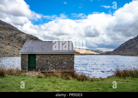 Morsche Häuschen im Ogwen Valley mit Llyn Ogwen in Snowdonia, Gwynedd, Wales, UK - Großbritannien, Europa. Stockfoto