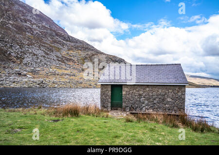 Morsche Häuschen im Ogwen Valley mit Llyn Ogwen in Snowdonia, Gwynedd, Wales, UK - Großbritannien, Europa. Stockfoto