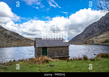 Morsche Häuschen im Ogwen Valley mit Llyn Ogwen in Snowdonia, Gwynedd, Wales, UK - Großbritannien, Europa. Stockfoto