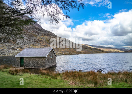 Morsche Häuschen im Ogwen Valley mit Llyn Ogwen in Snowdonia, Gwynedd, Wales, UK - Großbritannien, Europa. Stockfoto