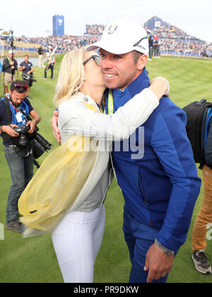 Das Team Europa Paul Casey feiert nach Europa gewinnen die Ryder Schale bei Le Golf National, Saint-Quentin-en-Yvelines, Paris. Stockfoto