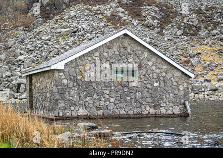 Morsche Häuschen im Ogwen Valley mit Llyn Ogwen in Snowdonia, Gwynedd, Wales, UK - Großbritannien, Europa. Stockfoto