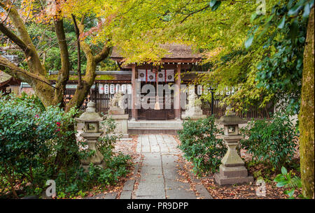 Herbst Blick von Munakata Schrein Eingang in Kyoto Imperial Park Stockfoto