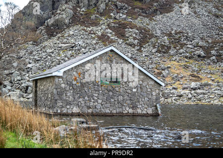 Morsche Häuschen im Ogwen Valley mit Llyn Ogwen in Snowdonia, Gwynedd, Wales, UK - Großbritannien, Europa. Stockfoto