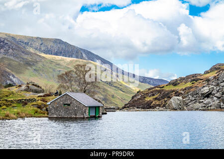 Morsche Häuschen im Ogwen Valley mit Llyn Ogwen in Snowdonia, Gwynedd, Wales, UK - Großbritannien, Europa. Stockfoto