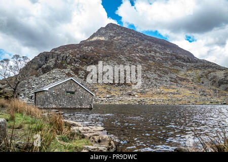 Morsche Häuschen im Ogwen Valley mit Llyn Ogwen in Snowdonia, Gwynedd, Wales, UK - Großbritannien, Europa. Stockfoto