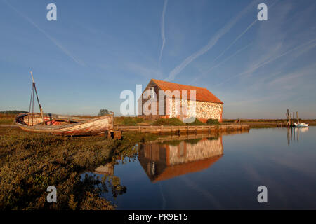 Thornham Staithe Kohle Scheune und Hafen mit verlassenen Boot und blauer Himmel, es ist eine 300 Jahre alte, denkmalgeschützte Gebäude. Stockfoto
