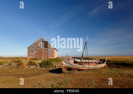 Thornham Staithe Kohle Scheune und Hafen mit verlassenen Boot und blauer Himmel, es ist eine 300 Jahre alte, denkmalgeschützte Gebäude. Stockfoto