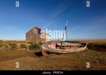 Thornham Staithe Kohle Scheune und Hafen mit verlassenen Boot und blauer Himmel, es ist eine 300 Jahre alte, denkmalgeschützte Gebäude. Stockfoto