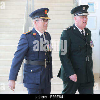 Gardasee Kommissar zeichnete Harris und PSNI Chief Constable George Hamilton vor dem Service an der Waterfront Hall, Belfast für National Police Memorial Day, Polizisten, die gestorben sind, oder die in der Linie der Aufgabe getötet worden. Stockfoto