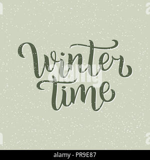 Winter Hand geschriebene Inschrift mit isolierten auf grünem Hintergrund. Abbildung. Schriftzug. Postkarte für Wintersaison Werbung Stockfoto