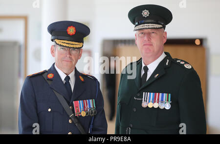 Gardasee Kommissar zeichnete Harris und PSNI Chief Constable George Hamilton vor dem Service an der Waterfront Hall, Belfast für National Police Memorial Day, Polizisten, die gestorben sind, oder die in der Linie der Aufgabe getötet worden. Stockfoto