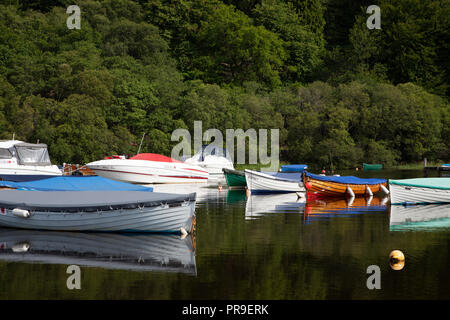 Rudern Boote in Balmaha auf Loch Lomond, Schottland. Speed Boot und Motor Cruisers im Hintergrund Stockfoto