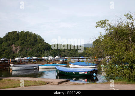 Rudern Boote in Balmaha auf Loch Lomond, Schottland. Speed Boot und Motor Boote und Yachten im Hintergrund Stockfoto