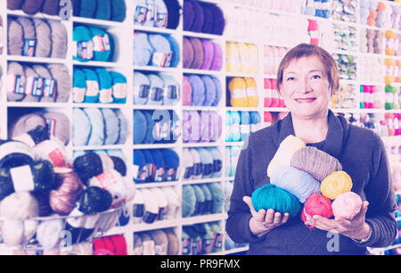 Frauen mit bunten Garnen während des Einkaufs in Handarbeit shop Stockfoto