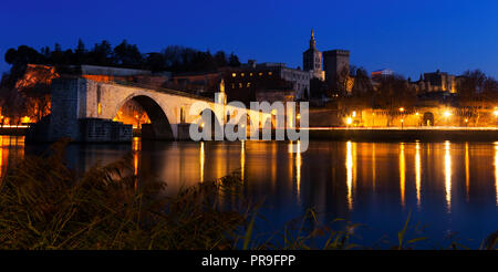 Avignon Brücke mit Päpste Palace, Pont Saint-Benezet am Abend über Rhone Stockfoto