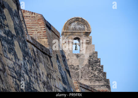 Südamerika, Kolumbien, Cartagena. Historische Castillo de San Felipe (Festung San Felipe), spanische Architektur, circa 1536. Glockenturm. Stockfoto