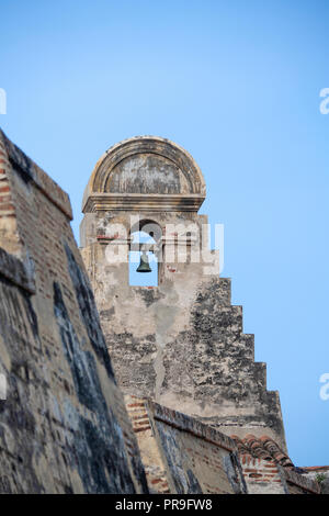 Südamerika, Kolumbien, Cartagena. Historische Castillo de San Felipe (Festung San Felipe), spanische Architektur, circa 1536. Glockenturm. Stockfoto