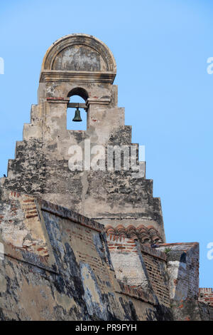 Südamerika, Kolumbien, Cartagena. Historische Castillo de San Felipe (Festung San Felipe), spanische Architektur, circa 1536. Glockenturm. Stockfoto