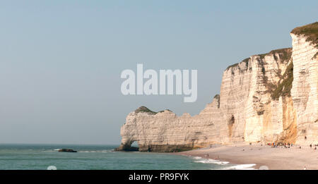 Die weißen Kreidefelsen von Etretat, Frankreich mit einem herrlichen Kiesstrand und natürlichen Bögen, einer schönen Stadt am Meer in der Bretagne für einen Tagesausflug Stockfoto