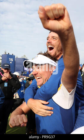 Das Team Europa Ian Poulter (links) und Tommy Fleetwood feiern nach Europa gewinnen die Ryder Schale an Tag drei des Ryder Cup bei Le Golf National, Saint-Quentin-en-Yvelines, Paris. Stockfoto