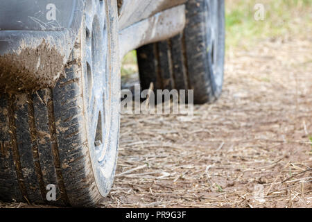 Nahaufnahme der Lauffläche der Reifen 4x4 Off Road. In Schlamm bedeckt. Abenteuer auf Land. Stockfoto