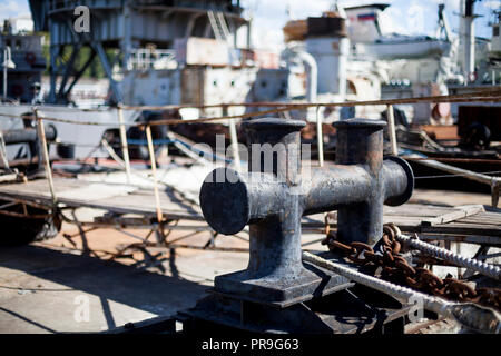 Das Schiff ist zu einem Dock Leiter seil-kette günstig Stockfoto
