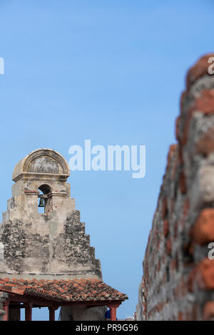 Südamerika, Kolumbien, Cartagena. Historische Castillo de San Felipe (Festung San Felipe), spanische Architektur, circa 1536. Glockenturm. Stockfoto