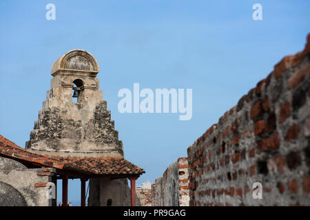 Südamerika, Kolumbien, Cartagena. Historische Castillo de San Felipe (Festung San Felipe), spanische Architektur, circa 1536. Glockenturm. Stockfoto