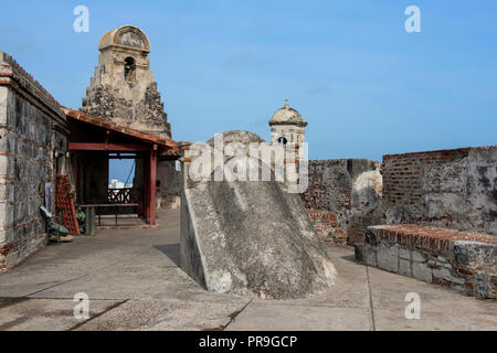 Südamerika, Kolumbien, Cartagena. Historische Castillo de San Felipe (Festung San Felipe), spanische Architektur, circa 1536. Glockenturm. Stockfoto