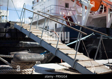 Das Schiff ist zu einem Dock Leiter seil-kette günstig Stockfoto