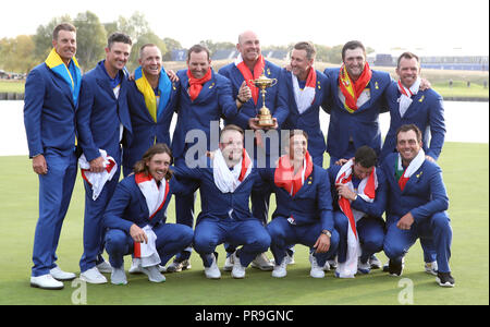 Das Team Europa (obere Reihe von links nach rechts) Henrik Stenson, Justin Rose, Alex Noren, Sergio Garcia, Kapitän Thomas Bjorn, Ian Poulter, Jon Rahm, Paul Casey (untere Reihe, von links nach rechts) Tommy Fleetwood, Tyrrell Hatton, Thorbjorn Olesen, Rory McIlroy und Francesco Molinari feiern mit dem Ryder Cup während der singles Gleiches an Tag drei des Ryder Cup bei Le Golf National, Saint-Quentin-en-Yvelines, Paris. Stockfoto