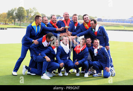 Das Team Europa (obere Reihe von links nach rechts) Henrik Stenson, Justin Rose, Alex Noren, Sergio Garcia, Kapitän Thomas Bjorn, Ian Poulter, Jon Rahm, Paul Casey (untere Reihe, von links nach rechts) Tommy Fleetwood, Tyrrell Hatton, Thorbjorn Olesen, Rory McIlroy und Francesco Molinari feiern mit dem Ryder Cup während der singles Gleiches an Tag drei des Ryder Cup bei Le Golf National, Saint-Quentin-en-Yvelines, Paris. Stockfoto