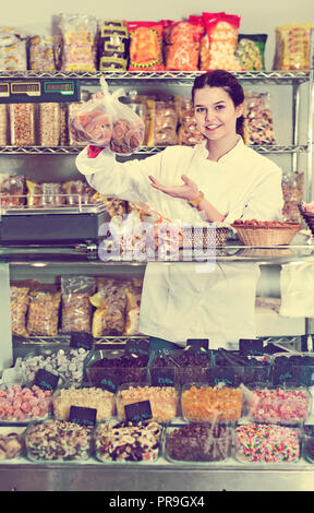 Gerne freundliche Frau Verkauf von Cookies und anderen Füllungen Stockfoto