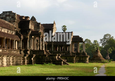Angkor Wat Eingang Süd. Die Angkor Wat complex, während des Khmer-reiches alter gebaut, in Siem Reap, Kambodscha gelegen, ist die größte religiöse monumen Stockfoto