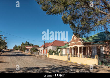 LUCKHOFF, SÜDAFRIKA, August 6, 2018: eine Straße, Szene, mit alten Häusern und Kies Straße, in Luckhoff in der Provinz Stockfoto