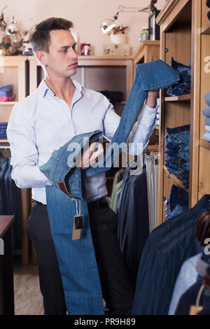 Erwachsenen männlichen Kunden hose Prüfung bei männlichen Tücher store Stockfoto