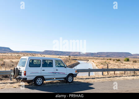 LUCKHOFF, SÜDAFRIKA, August 6, 2018: Ein bewässerungskanal, aus dem Vanderkloof Dam, in der Nähe von Luckhoff. Ein Fahrzeug ist sichtbar Stockfoto