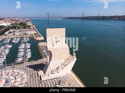 Anzeigen von Belem Viertel, die Pfarrkirche der Gemeinde von Lissabon, Portugal, mit Denkmal der Entdeckungen und 25. April Brücke und den Tejo Rive Stockfoto