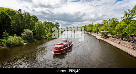 Boote und den Fluss Kreuzer auf den Fluss Dee in Chester, Cheshire, UK am 13. Mai 2017 Stockfoto