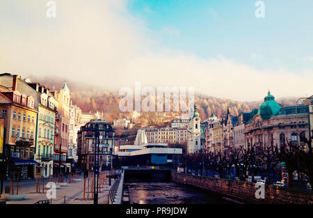 Karlsbad, Tschechien - 25. NOVEMBER: Blick auf Karlsbad am 25. November 2011 in Böhmen, Tschechien. Die Stadt ist historisch berühmt für seine heißen Quellen ( Stockfoto