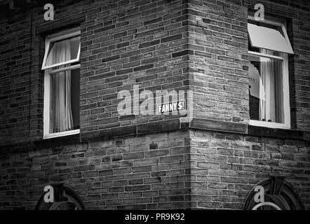 Vielleicht nicht ein ungewöhnlicher Name. Eine abstrakte Sicht von Fanny Street mit dem Straßenschild. Saltaire, Shipley, Yorkshire Stockfoto